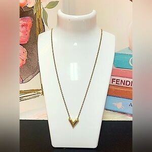 LOUIS VUITTON Essential V Pendant Necklace 🤩